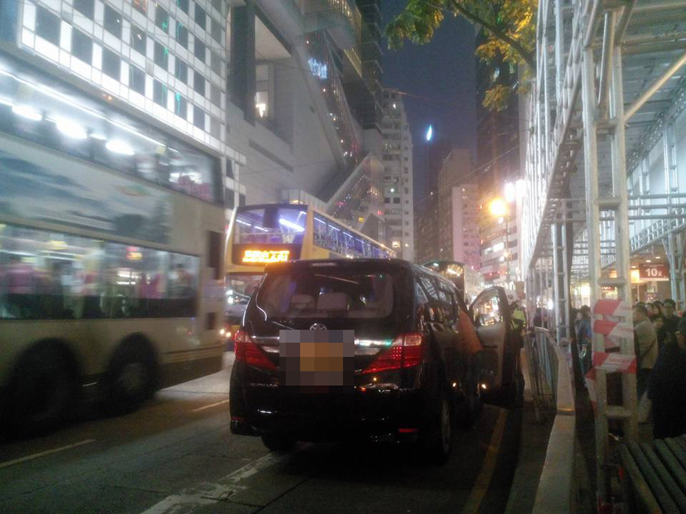 粤港车牌商务车逆向行驶