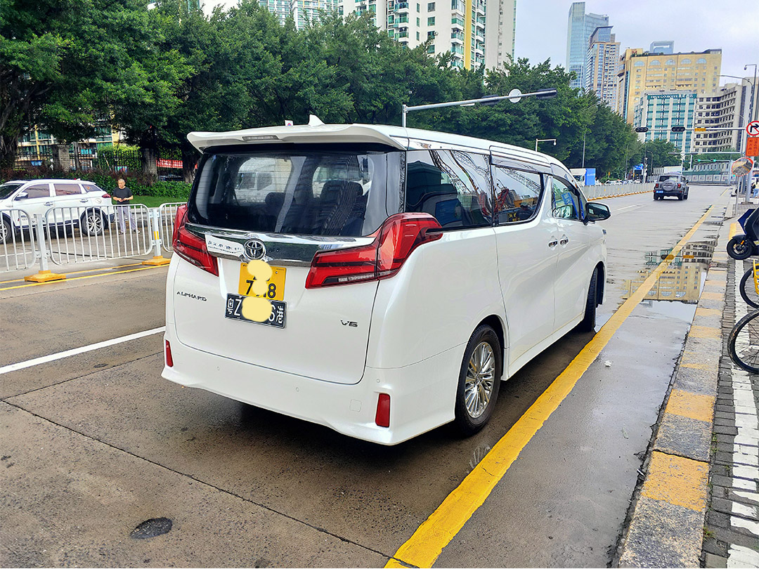 粤Z牌阿尔法商务车
