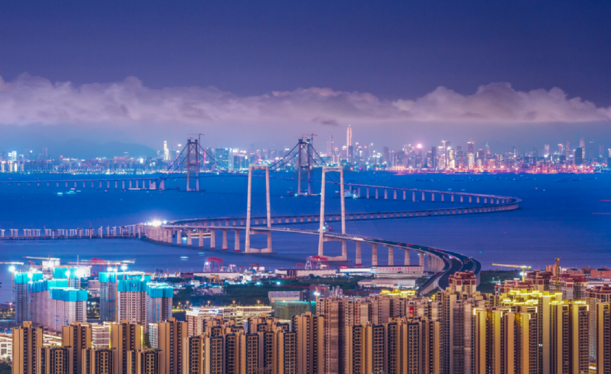 展现粤港澳大湾区跨海大桥与城市群的夜景