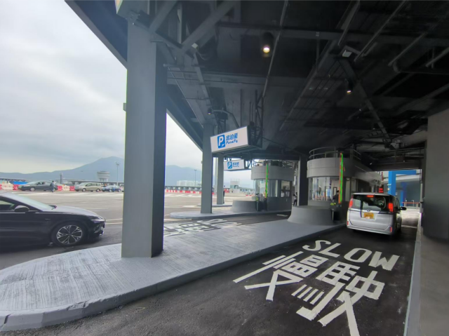 车辆在综合检查亭进行资料检查。摄/伍超贤 车辆在综合检查亭进行资料检查。摄/伍超贤