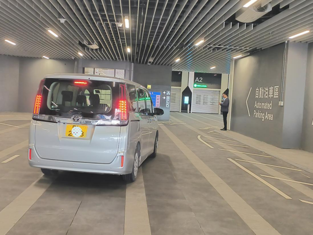 车辆驶入自动泊车区。摄/伍超贤 车辆驶入自动泊车区。摄/伍超贤