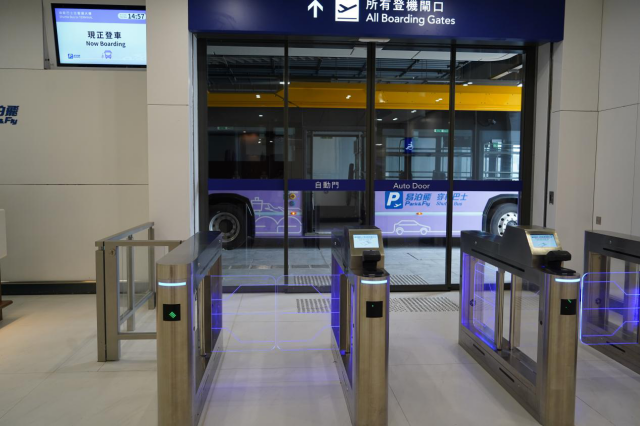 易泊飞接驳巴士闸机。摄/伍超贤 易泊飞接驳巴士闸机。摄/伍超贤